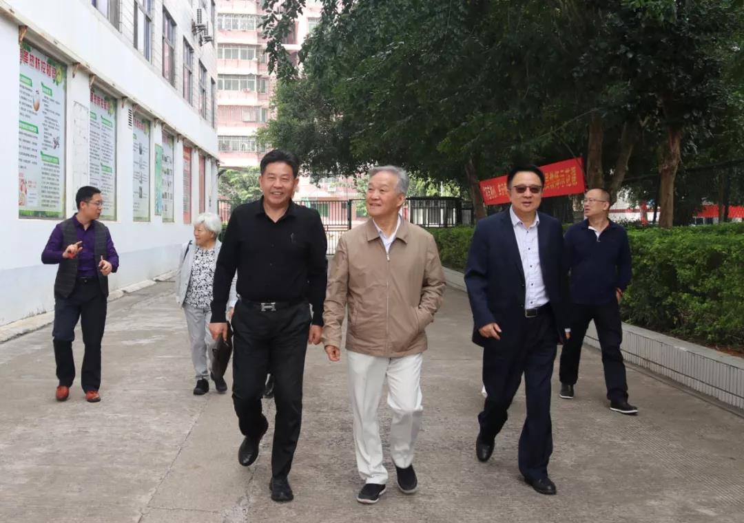 中国科学院院士程耿东教授一行到华师海南附中参观视察
